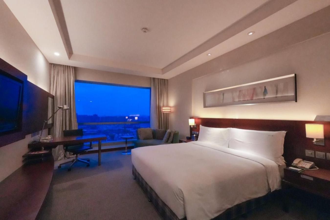 Holiday Inn Shanghai Pudong Kangqiao By Ihg - Free Shuttle Bus To Disney Land, Ins Swimming Pool Exterior foto
